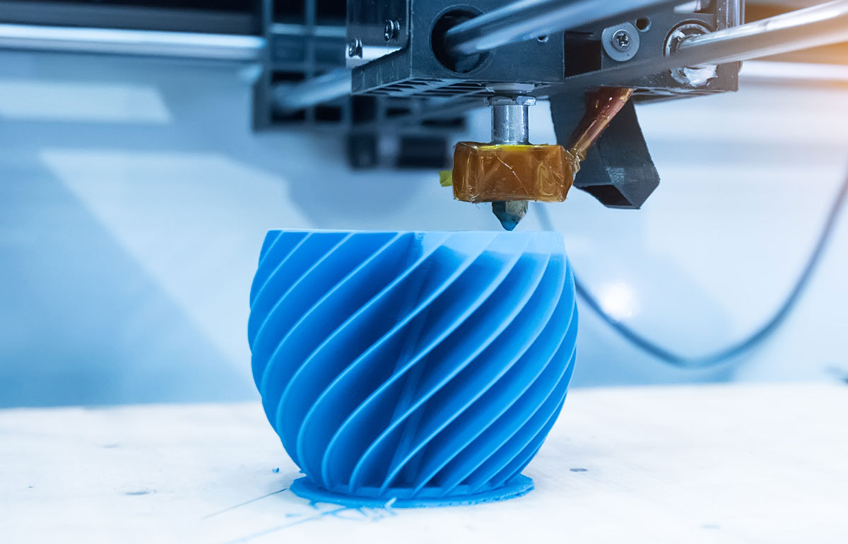 Werkstück das sich Stück für Stück unter dem 3D-Drucker aufbaut.