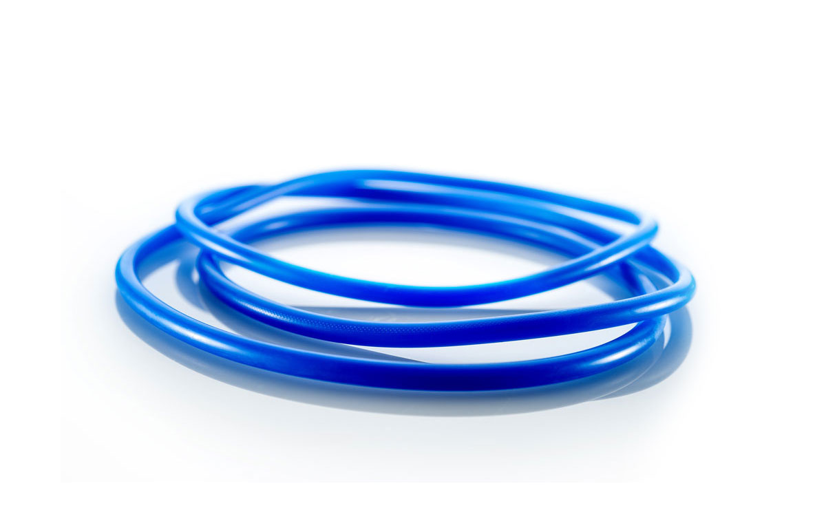 Rundschnurringe- Endlos konfektioniert aus extrudierter Rundschnur: Diese extrem flexible Lösung erlaubt die werkzeuglose Herstellung von Ringen in spezifischen Dimensionen bis 5.000 mm Innendurchmesser und darüber hinaus. Auch Ringe aus Sondercompounds, wie zum Beispiel Silikonringe in 25° Shore, sind bereits ab kleinen Stückzahlen möglich.